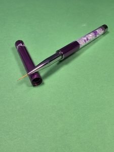 Violetinis teptukas plonoms linijoms piešti